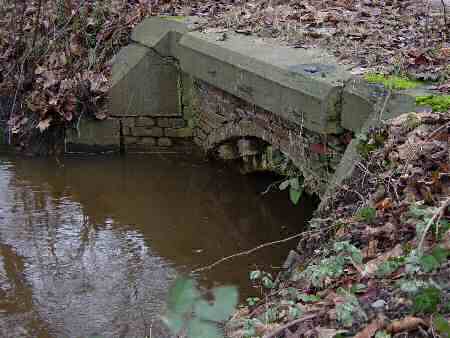 Bruggen over Laarsebeek zijn te klein op 31 december 2002
