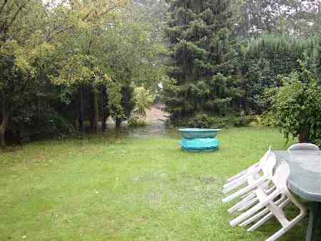 Overstroming Laagland en Het Leeg 24 Augustus 2002 - tuin aan Laarsebeek